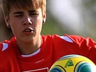Com torcida especial de Selena Gomez, Justin Bieber joga futebol no Canadá