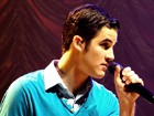 OMG: Darren Criss rouba a cena em show de Glee e é puxado do palco por fã
