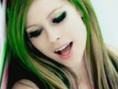 Com cabelo e unhas verdes, Avril Lavigne faz nova performance de "Smile" na Alemanha