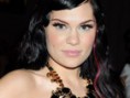 Com novo visual, Jessie J aceita prêmio de "Mulher do Amanhã" em Londres
